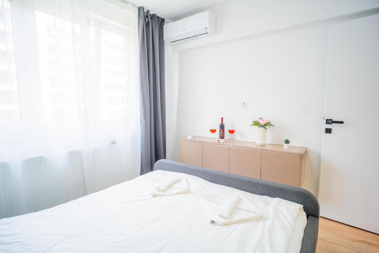 Refreshingly Chic: Newly Renovated 2Br Apartment Бухарест Экстерьер фото