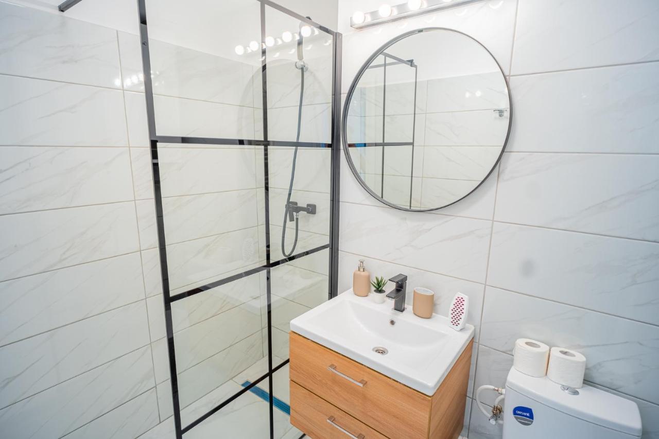 Refreshingly Chic: Newly Renovated 2Br Apartment Бухарест Экстерьер фото