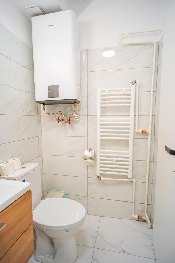 Refreshingly Chic: Newly Renovated 2Br Apartment Бухарест Экстерьер фото